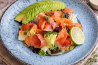 Füme Somonlu Avokadolu Kinoa Salatası
