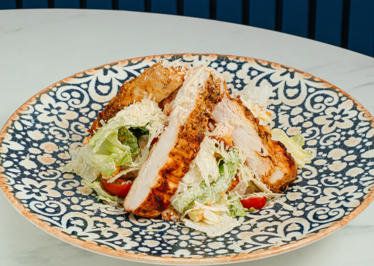 Sezar salad toyuq ilə